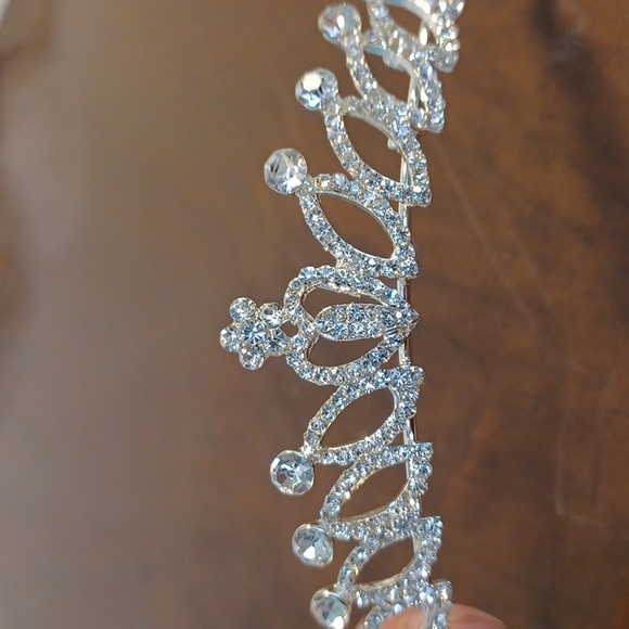 NEW. Bridal Headwear Tiera / Bride Wedding accessory 5729 - Picture 2 of 9